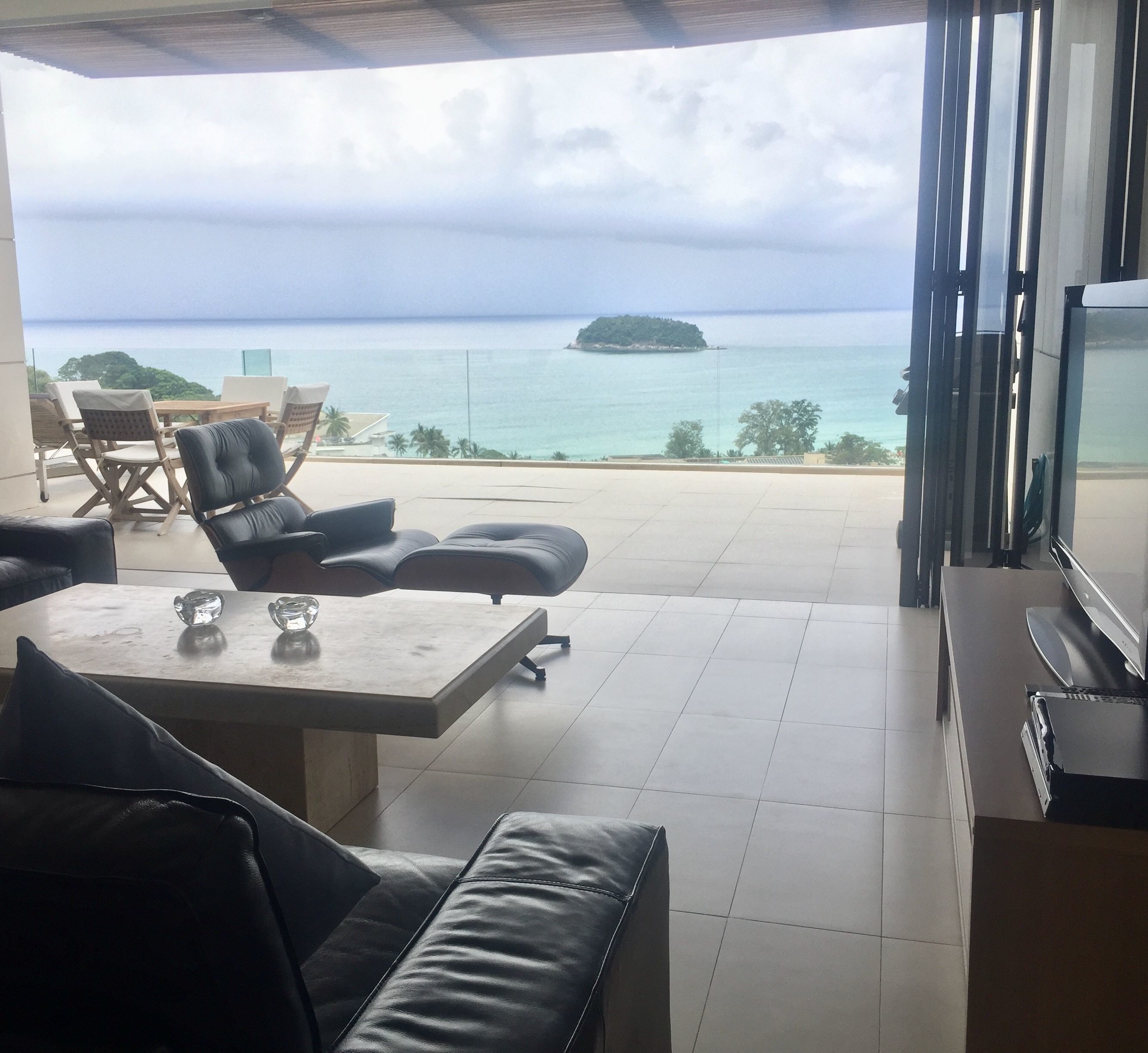 2 Bedrooms Apartment for rent at Kata, Very fantastic panorama seaview. The unit is modern style with private car park.Enjoy the Beautiful swimming pool and sauna.